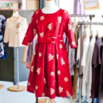 結婚式にも着ていけるワンピースです。 結婚式にも着ていけるワンピースです。